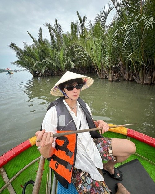 Jung Il Woo thích mọi món ăn Việt, đặc biệt bánh xèo, nộm, phở bò. Nam diễn viên có nhiều trải nghiệm ở Việt Nam như tự lái xe máy ở Sa Pa, ngồi thuyền thúng tại Hội An. Ảnh: Hoa học trò.