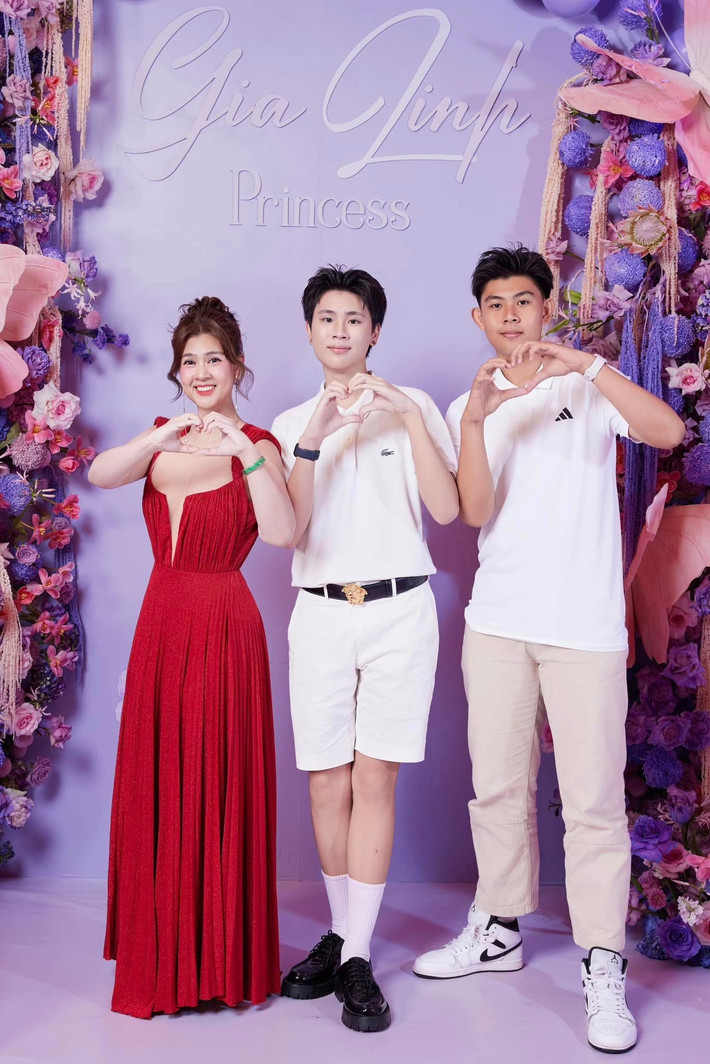 Phước Quang (ngoài cùng bên phải) cao 1m90, Phước Thịnh có chiều cao 1m84. Ảnh: FB Kim Thư.