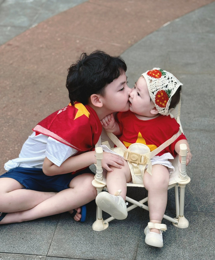 Nàng hậu viết trên trang cá nhân: "Con là Mochi, con chưa biết đứng, chưa biết đi, chưa mọc răng và tóc cũng chỉ mới mọc được chút chút… Nhưng con với anh con đều là thành viên của “Khối nhi đồng yêu Tổ Quốc” đấy ạ". Ảnh: FB Tú Anh.