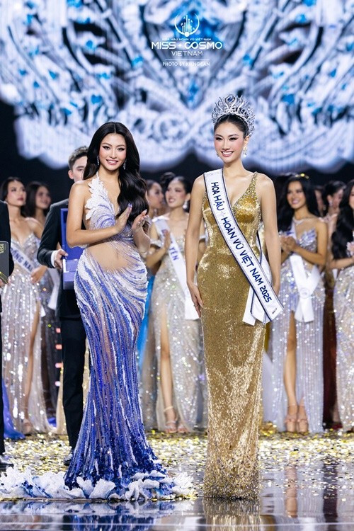 Cách đây không lâu, Bùi Xuân Hạnh trao vương miện Hoa hậu Hoàn vũ Việt Nam cho người kế nhiệm Nguyễn Hoàng Phương Linh. Ảnh:Hoa hậu Hoàn vũ Việt Nam.