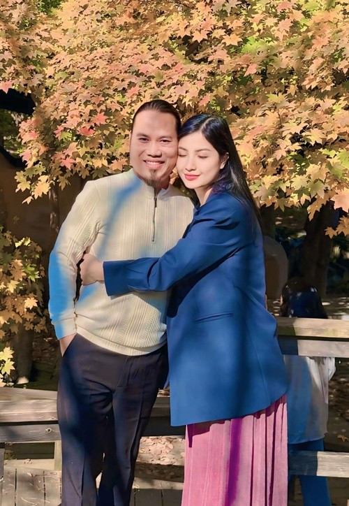 Nam nghệ sĩ hài kết hôn năm 2010. Trong cuộc phỏng vấn với Người Đưa Tin, Vượng Râu cho biết, anh ít nói nhưng rất thương vợ. "Tôi không giúp được nhiều cho vợ con nhưng luôn cố gắng tạo tâm lý thoải mái cho bà xã", anh chia sẻ. Ảnh: FB Thu Hiền.