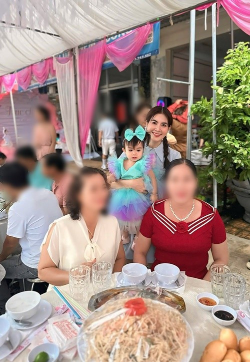 Bé Lita liên tục được tổ chức tiệc sinh nhật nhân dịp tròn 1 tuổi. Ảnh: FB Thanh Duy.