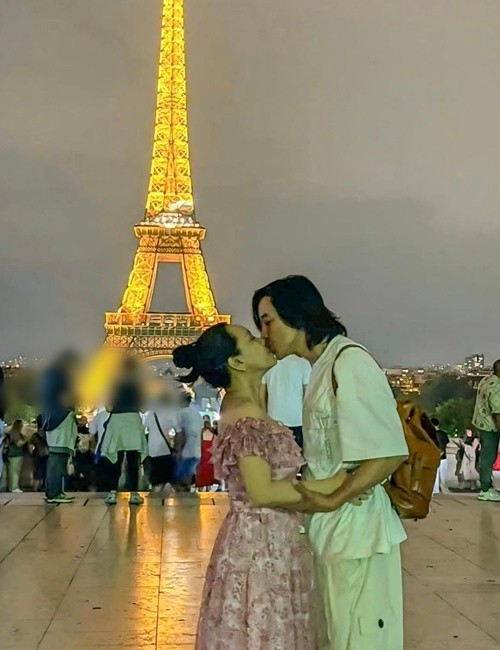Việt Hương và Hoài Phương hôn nhau đắm đuối khi du lịch Paris (Pháp). Ảnh: FB Hoài Phương.