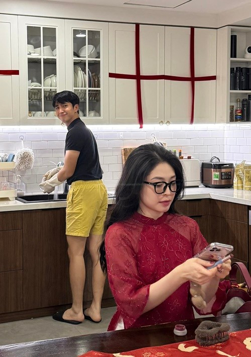 "Cô bạn thân của tôi, 6 năm, 2 trường đại học, bằng giỏi. Vừa làm con, vừa làm vợ, vừa đi làm, vừa làm sinh viên... Có những ngày, cô bạn ấy chỉ mong được ngủ đủ 6 tiếng nhưng còn Vlog các bạn đang chờ, còn kịch bản chương trình chưa xong, video nhãn hàng đang hối...", nam diễn viên chia sẻ về bạn đời. Ảnh: FB Bình An.