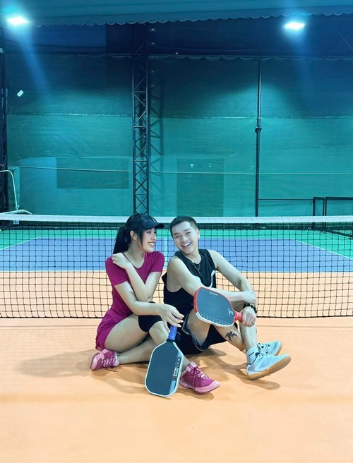 “Bình thường ở nhà có nhiều tiếng nói chung lắm. Đánh chung sân toàn tiếng nói riêng”, bạn gái Tăng Khánh Chi hài hước chia sẻ về các buổi tập luyện cùng sân với Quang Minh. Ảnh: FB Tăng Khánh Chi.