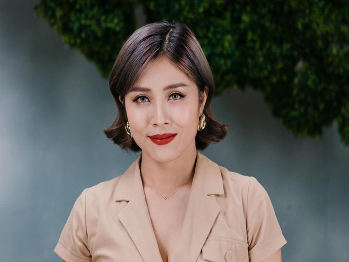 Sau khi bị phạt, Hoàng Linh khóa chức năng bình luận với người lạ trên trang cá nhân Facebook. Ngoài ra, nữ MC chưa đưa ra bất kỳ lời giải thích nào hay lời xin lỗi đến công chúng. Một số khán giả bức xúc cho rằng Hoàng Linh không chịu trách nhiệm về sai phạm trong hoạt động quảng cáo. Ảnh: FB Hoàng Linh.
