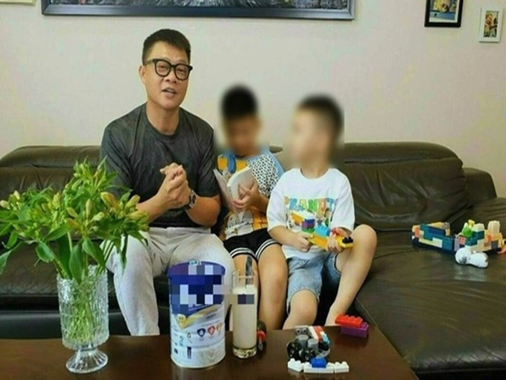 Ngay khi dính lùm xùm quảng cáo Hiup, Quang Minh nhanh chóng lên tiếng. Nam MC nhận lỗi nhưng khẳng định không lợi dụng niềm tin của khán giả vì lợi ích cá nhân. Ảnh: Người Lao Động.