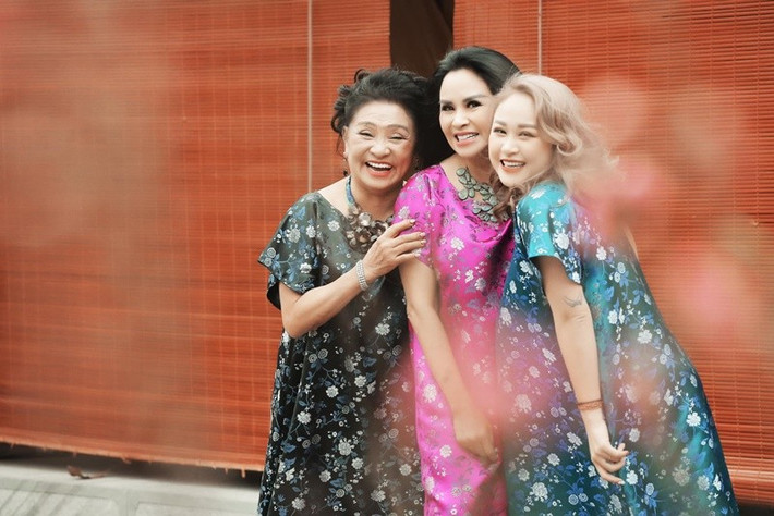 Mới đây, dịp sinh nhật của mẹ, Thiện Thanh gửi lời chúc mừng đến đấng sinh thành: "Mừng sinh nhật bà ngoại của Bao Bao. Em Bao có đôi mắt to tròn đen láy hệt bà ngoại. Em khéo chỉ ăn được 1 quả nho 1 múi quýt mà bà đã mua cho em cả thùng hoa quả để em ăn, cứ khi nào rảnh là bà lại sang ngay với em, em trộm vía cũng ngủ thật ngoan khi được bà bế bồng hát ru em ngủ. Bà yêu em nhiều và em cũng yêu bà lắm. Em chúc bà mãi luôn rạng rỡ rực lửa, tràn ngập niềm vui và hạnh phúc bà ơi". Ảnh: FB Thanh Lam.