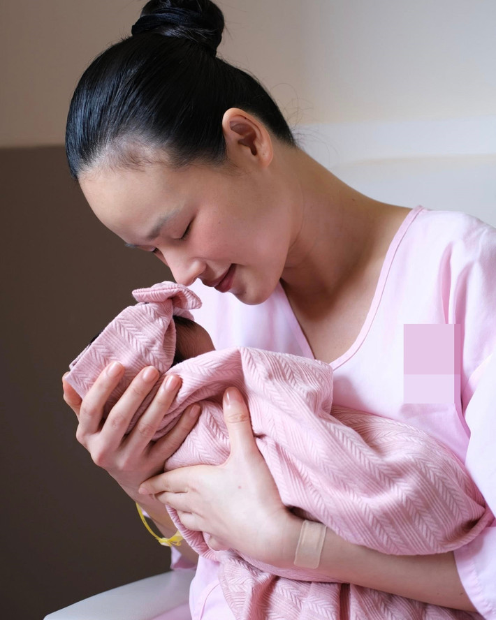 Trên trang cá nhân, siêu mẫu Tuyết Lan cho biết, cô sinh con gái đầu lòng vào ngày 23/8 vừa qua. Ảnh: FB Tuyết Lan.