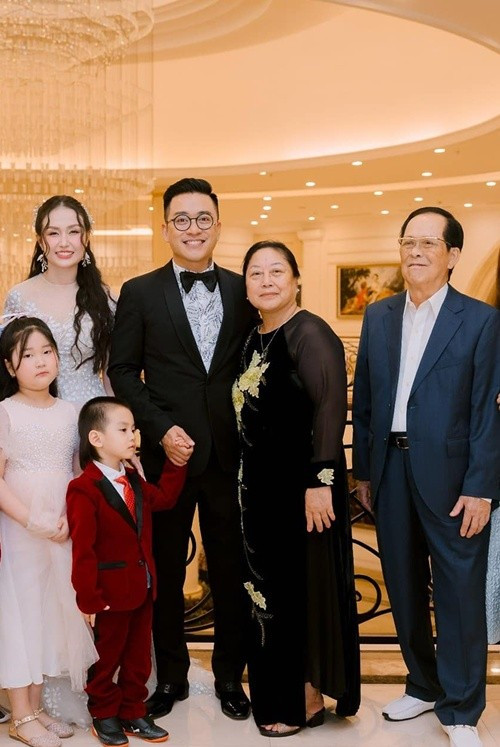 Vợ Tuấn Hưng và bố mẹ của nam ca sĩ có mối quan hệ rất tốt đẹp. Ảnh: FB Tuấn Hưng.