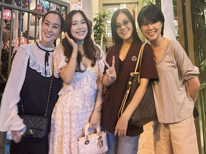 Mắt Ngọc ra mắt năm 1998 gồm Thanh Ngọc, Ngô Quỳnh Anh, Thúy Nga và Duy Uyên. Nhóm có nhiều bài hát được yêu thích như Vào đời, Nhớ ơn thầy cô, Lời nhắn nhủ dễ thương. Ảnh: FB Duy Uyên.