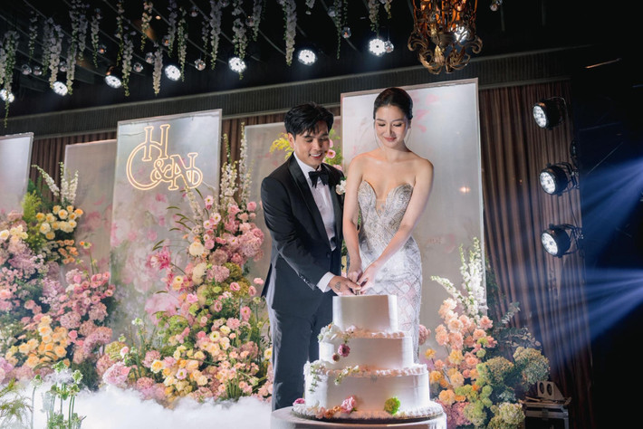 Nam ca sĩ còn bày tỏ: "Kể từ khoảnh khắc này chúng ta sẽ cùng nhau già đi".