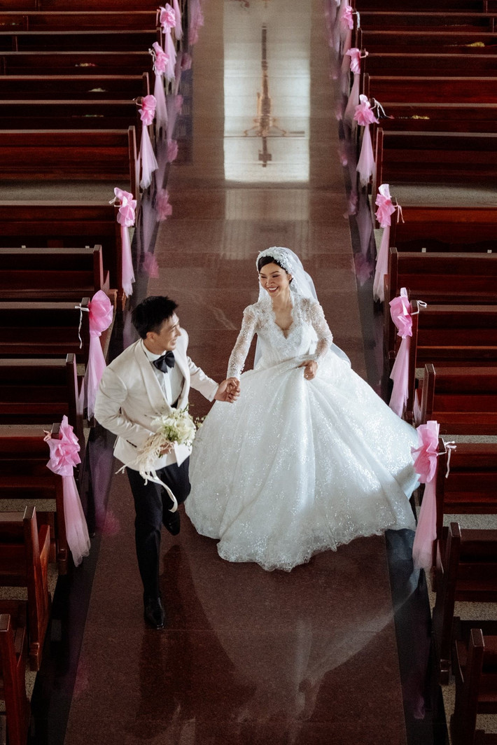 "Đây là cột mốc đánh dấu 5 năm ở bên nhau cũng đến lúc chúng em cần phải nghiêm túc và có trách nhiệm với nhau hơn", Thu Trang chia sẻ. Ảnh: FB Quang Sơn.