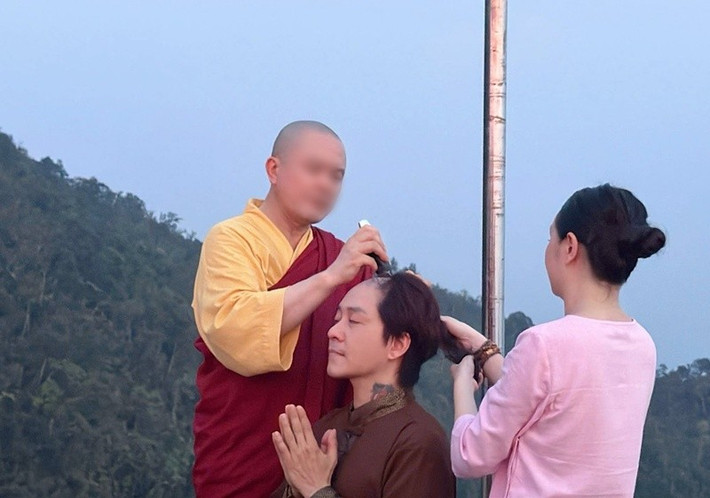 Trên đỉnh Yên Tử sáng ngày 18/7, ca sĩ Tuấn Hưng xuống tóc để cầu sức khỏe cho mẹ. Ảnh: FB Tuấn Hưng.