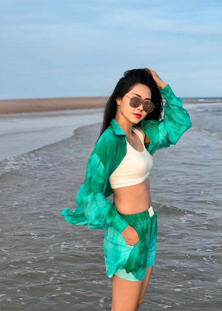 “Ở giai đoạn đầu đời ấy, tôi nghĩ chắc ai cũng như thế, cho rằng tình yêu là tất cả. Để rồi khi trưởng thành lên, chúng ta trở nên lý trí hơn, không để cảm xúc lấn át suy nghĩ”, cô chia sẻ. Ảnh: FB Tường Vi.