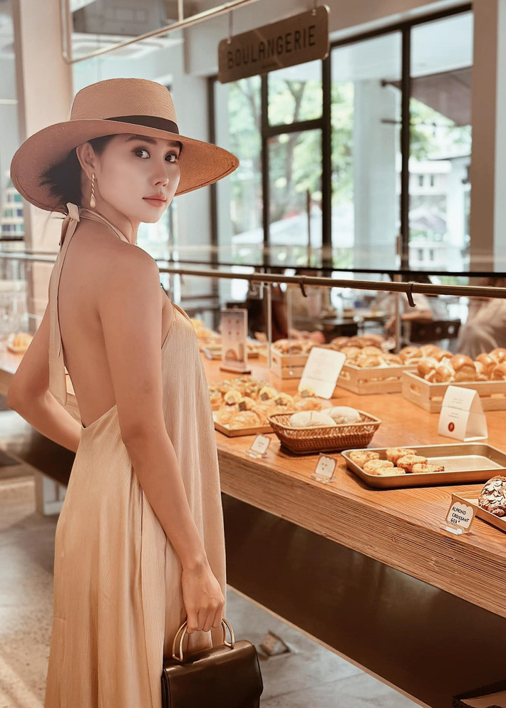 Tường Vi cho biết, cô ấn tượng nhất với vai Phù Sa trong Cá rô em yêu anh. “Đó là vai chính đầu tiên của tôi và kịch bản rất cuốn hút. Tôi cảm giác như đang đọc truyện tranh vậy. Khi ấy, chúng tôi vừa quay vừa chiếu. Cảm xúc của khán giả theo dõi cũng chính là cảm xúc của diễn viên chúng tôi. Hồi hộp theo từng tập”, Tường Vi cho biết. Ảnh: FB Tường Vi.
