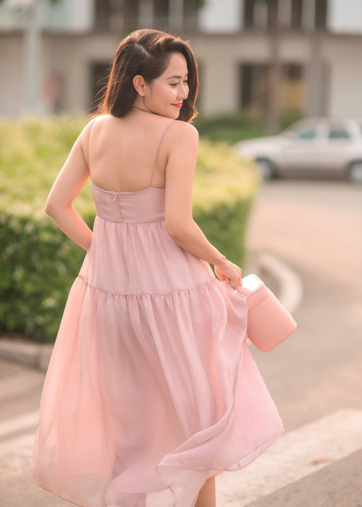 Nữ diễn viên phim Bỗng dưng muốn khóc khoe lưng trần gợi cảm khi du lịch, xuống phố. Ảnh: FB Tường Vi.