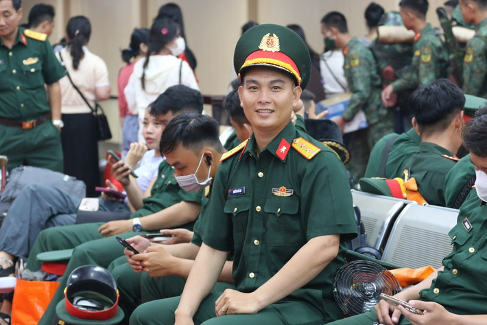 Nụ cười tươi của các chiến sĩ khi được người dân đến tiễn.