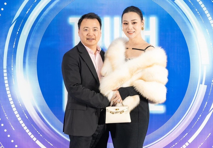Năm 2024, Shark Bình cũng vướng tin đồn thất thiệt liên quan đến chuyện tình cảm. Nam doanh nhân lên tiếng trước thông tin bịa đặt: “Từ thuở cha sinh mẹ đẻ đến giờ, tôi chưa bao giờ biết hay quen bạn nào tên HKC (Hoàng Kim Chi - PV) mà một số trang tin dựng đứng dựng ngược vô căn cứ. Rất mong mọi người không bị dẫn dắt bởi các trang tin giả, ẩn danh trong bóng tối". Ảnh: FB Shark Bình.