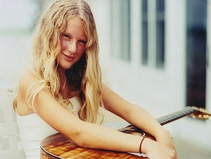 Taylor Swift sinh năm 1989, là ca sĩ, nhạc sĩ người Mỹ. Tên tuổi của cô gắn liền với các ca khúc Love story, You belong with me, Black space. Ảnh: Znews.
