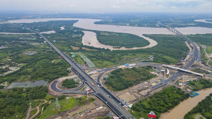 Tại TP.HCM, tuyến Vành đai 3 đoạn từ nút giao cao tốc TP.HCM - Dầu Giây qua cầu Nhơn Trạch (phải) đến giao lộ đường 25B dài khoảng 9 km, thuộc dự án thành phần 1A cũng sẽ thông xe dịp này sau 3 năm thi công.