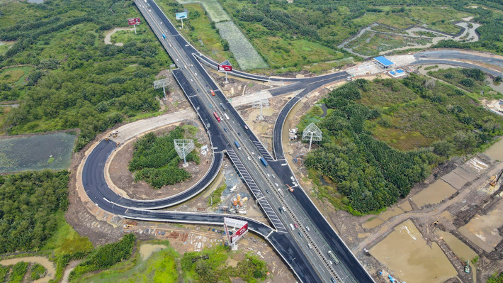 Nút giao kết nối Vành đai 3 với cao tốc TP HCM - Long Thành hiện đã thành hình. Các nhánh dẫn lên cao tốc đang được khẩn trương thảm nhựa để kịp thông xe.