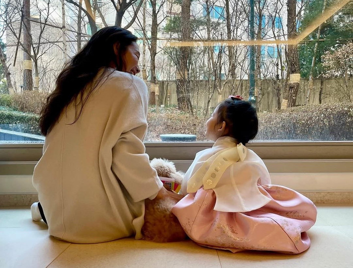 Ái nữ nhà Choi Ji Woo mỉm cười khi diện trang phục truyền thống. Ảnh: Instagram Choi Ji Woo.