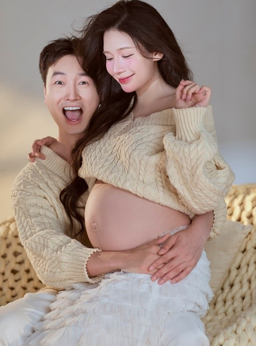 Chia sẻ về việc sắp làm bố bỉm sữa, Trọng Lân cho hay: "Làm bố trên phim là một trải nghiệm đặc biệt, mình được ôm con, vỗ về, nói những lời yêu thương trước ống kính. Nhưng cũng thật tình cờ khi trong quá trình quay phim, biết mình sắp được làm bố ngoài đời, cảm xúc lại hoàn toàn khác, hồi hộp, lo lắng, hạnh phúc đan xen, không còn là lời thoại được viết sẵn, mà là một hành trình thật, với trách nhiệm lớn lao và tình yêu sâu sắc. Cảm ơn vai diễn đầu tiên được làm bố trên truyền hình, một bài học nhỏ nhưng đầy ý nghĩa, để chuẩn bị cho mình bước vào vai diễn lớn nhất của cuộc đời". Ảnh: FB Trọng Lân.