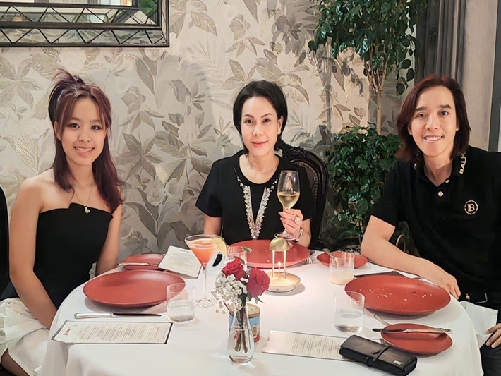 Việt Hương từng xa cách con gái khi đi lại giữa Việt Nam và Mỹ vì công việc. Ít năm qua, khi chồng con về Việt Nam định cư, nữ diễn viên được gặp con gái mỗi ngày. Ảnh: FB Việt Hương.