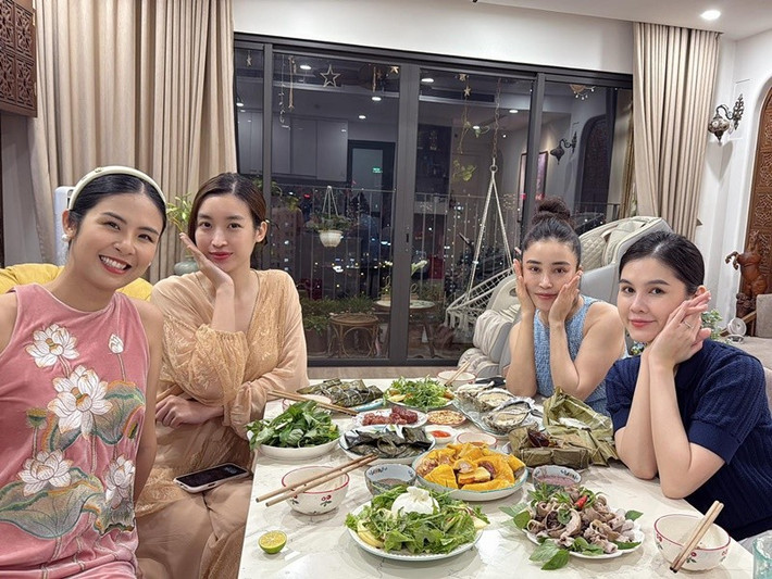 Ngọc Hân đăng quang Hoa hậu Việt Nam 2010. Nhiều năm qua, cô theo đuổi lĩnh vực thời trang, dẫn chương trình. Từ năm 2024, Ngọc Hân học chuyên ngành Lý luận và Lịch sử Mỹ thuật ứng dụng tại Đại học Mỹ thuật Công nghiệp Hà Nội. Trong showbiz, Ngọc Hân thân thiết với Đỗ Mỹ Linh, Thu Hoài. Ảnh: FB Ngọc Hân.