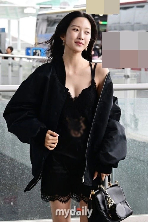 Nhiều ý kiến cho rằng váy ngủ của Moon Ga Young là trang phục mặc ở nhà, không nên diện ngoài đường phố, đặc biệt là ở những nơi đông người như sân bay. Ảnh: Znews.