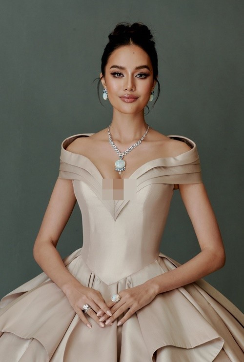 Opal Suchata Chuangsri là đại diện Thái Lan ở Miss World 2025- Hoa hậu Thế giới 2025. Cô có phong cách thời trang tinh tế, nhan sắc quyến rũ, nói tiếng Anh, tiếng Trung trôi chảy. Opal vào thẳng top 40 chung cuộc khi chiến thắng giải phụ Truyền thông khu vực Châu Á - Châu Đại Dương. Mỹ nhân Thái Lan còn đoạt thành tích top 8 phần thi Thử thách đối đầu. Ảnh: FB Opal Suchata Chuangsri.
