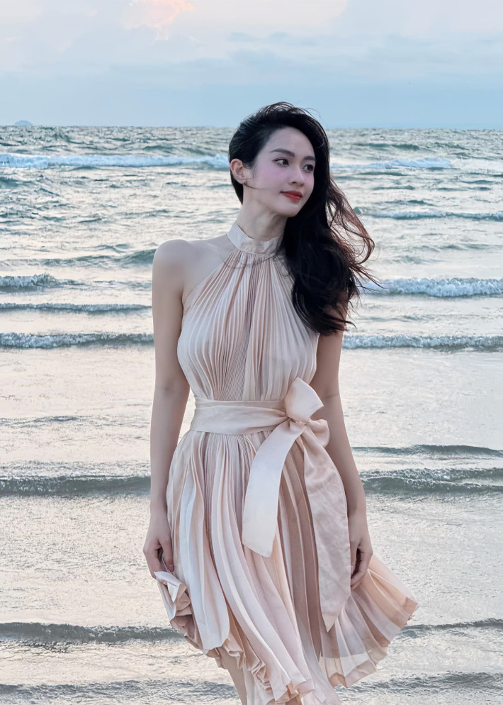 Diện váy hở vai trần trong chuyến du lịch biển, Á hậu 2 Miss Universe Vietnam 2024 đẹp như thần tiên tỷ tỷ. Ảnh: FB Vũ Thúy Quỳnh.