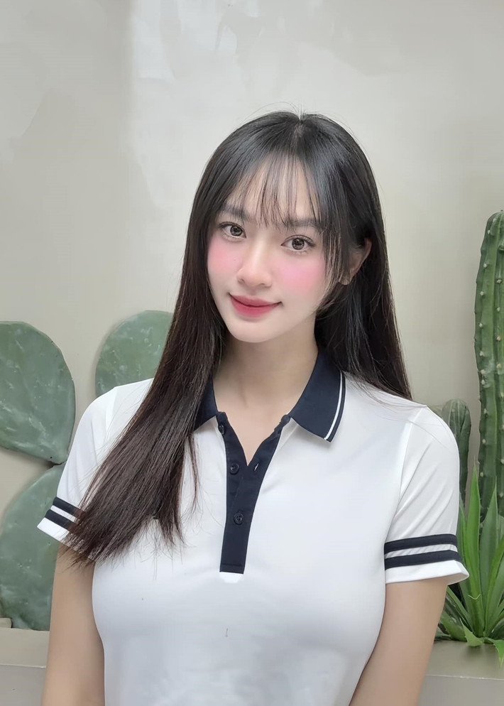 Mặc kín đáo, chân dài sinh năm 1998 vẫn cuốn hút người đối diện. Ảnh: FB Vũ Thúy Quỳnh.