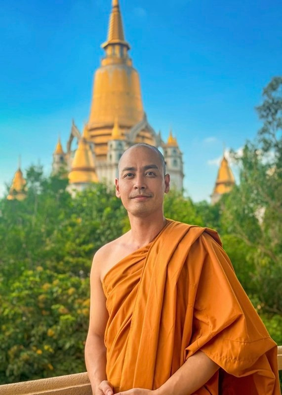 MC Phan Anh xuống tóc, xuất gia gieo duyên vào năm 2023. Theo Người Lao Động, lý do anh tham gia khóa tu tập vì “nhân duyên đến”. Phan Anh chia sẻ thêm, anh cũng muốn có những trải nghiệm mới mẻ về cuộc sống của một vị sư, để thấm nhuần và soi rọi bản thân nhiều hơn. Ảnh: FB Phan Anh.