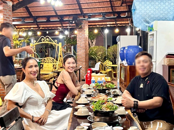 Mới đây, một số fanpage tung tin đồn Cát Tường hẹn hò trước hình ảnh của nữ MC bên một người đàn ông lạ mặt. Nhanh chóng, Cát Tường lên tiếng.