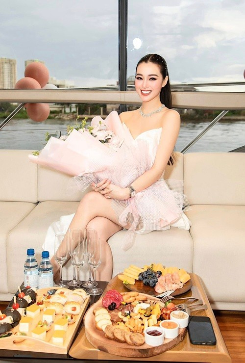 Khánh My không ít lần tổ chức tiệc trên du thuyền. Ảnh: FB Khánh My.