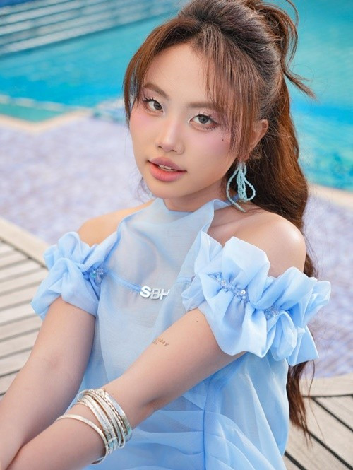 "Chị Bảy" cho hay: "Từ việc chọn bài, làm việc cùng các anh DTAP cho đến từng chi tiết nhỏ như cách dàn dựng, chọn trang phục… mọi thứ đều được chuẩn bị kỹ càng hơn bao giờ hết. Bởi vì, với Chi mỗi lần đứng trên sân khấu trình diễn là cơ hội quý giá để khoe với bạn bè quốc tế thấy rằng Việt Nam là một quốc gia tươi đẹp, giàu văn hóa và rất hiếu khách". Ảnh: FB Phương Mỹ Chi.