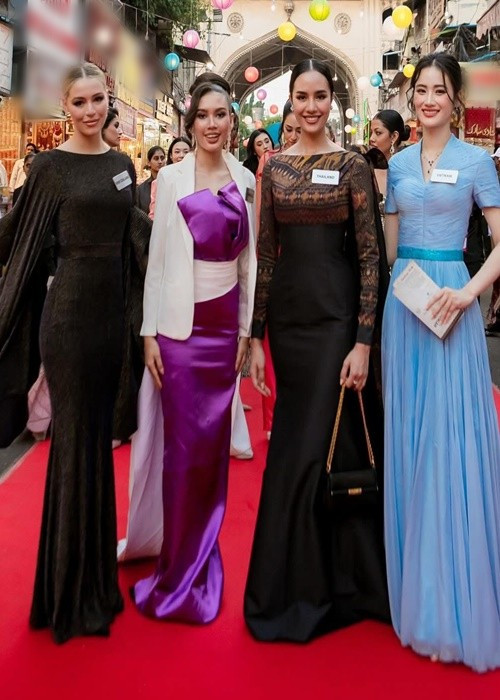 Ý Nhi nổi bật trong chiếc váy màu xanh ngọc ở Miss World 2025.