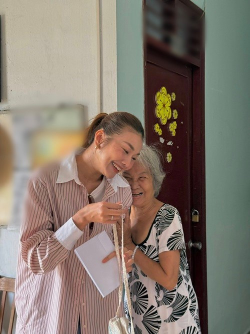 Nhân dịp đón tuổi mới, Thanh Hằng làm từ thiện. “Bắt đầu tuổi mới bằng sự chia sẻ. Sáng nay mình và người em đã đến thăm các cô chú nghệ sỹ và người già neo đơn. Là người nhận được nhiều may mắn, nên mình mong muốn sẻ chia phước lành đến với nhiều người hơn. Đầy tiếng cười, lời chào hỏi và hạnh phúc”, Thanh Hằng chia sẻ vào ngày 22/7. Ảnh: FB Thanh Hằng.