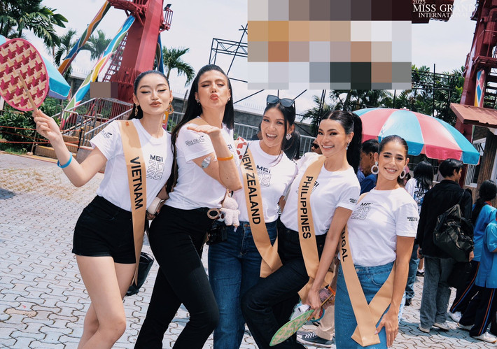 Yến Nhi năng động, rạng rỡ khi diện trang phục đơn giản bên các thí sinh ở đấu trường nhan sắc quốc tế. Ảnh: Miss Grand International.