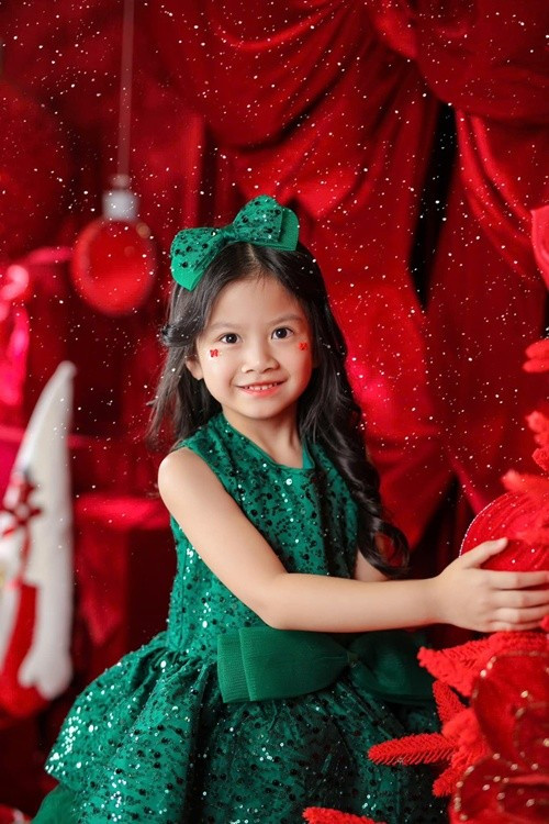 Nữ diễn viên phim Tiếng sét trong mưa hài hước cho biết, bé Bảo Bối điệu đà giống Anh Tài. "Mẹ nhớ hồi còn nhỏ mẹ cũng đâu có điệu cỡ này. Chắc gen của ba Anh Tài", Vũ Ngọc Ánh viết trên trang cá nhân.