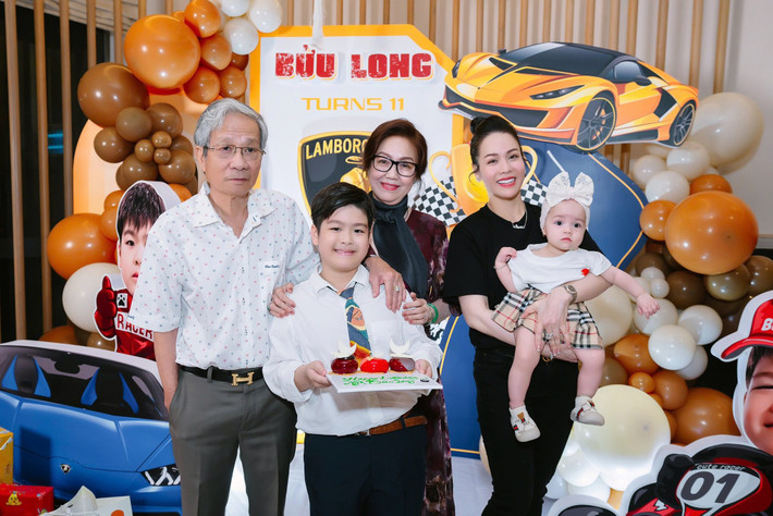 Gần đây, Nhật Kim Anh bồng bế con gái trong tiệc sinh nhật con trai cùng gia đình chồng cũ.