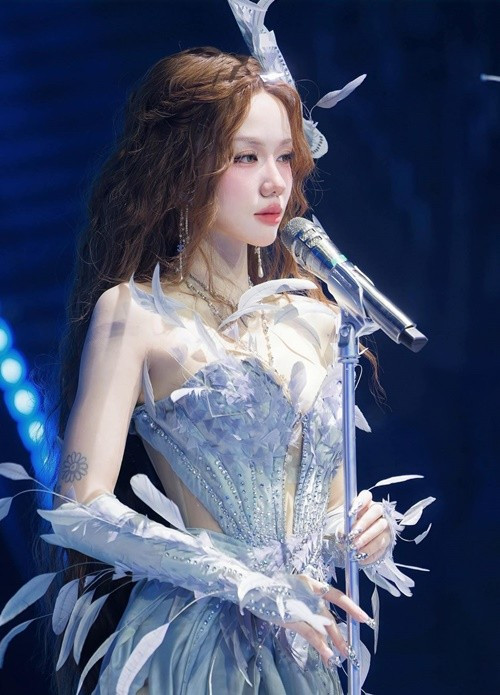 Phương Ly không ít lần làm đội trưởng ở Em xinh say hi. Ảnh: FB Phương Ly.