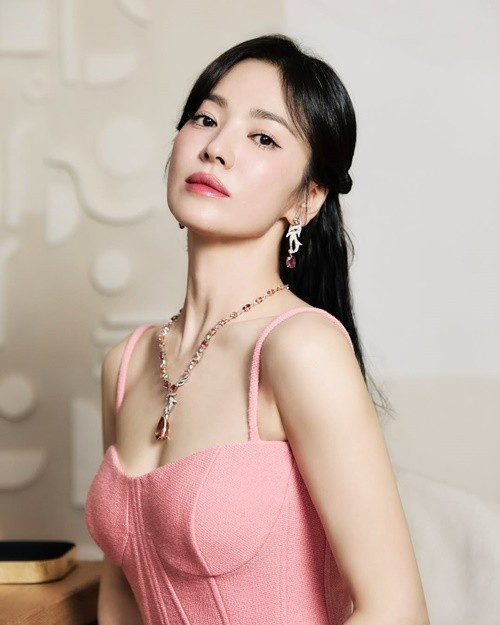 Nữ diễn viên phim Hậu duệ mặt trời vẫn cuốn hút, gây mê ở tuổi 44. Ảnh: Instagram Song Hye Kyo.