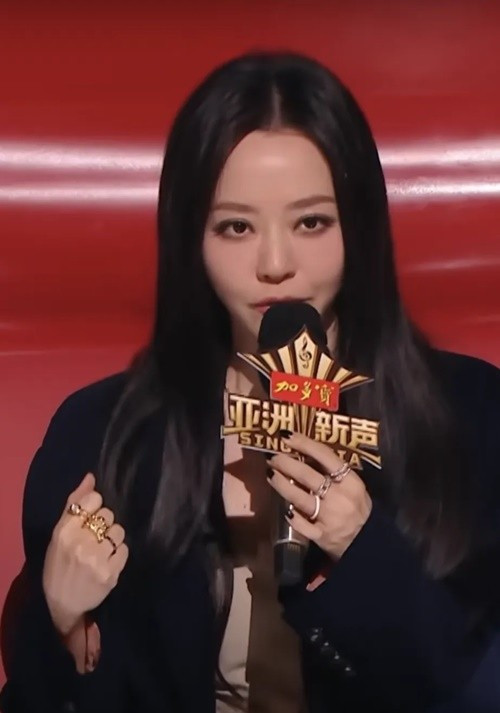 Trương Lương Dĩnh đánh giá về giọng hát của Phương Mỹ Chi rất đẹp và linh động. “Bạn kiểm soát mọi thứ hoàn hảo. Về mặt âm nhạc, chúng ta có thể nghe thấy các yếu tố truyền thống, nhưng hòa âm lại hiện đại. Tôi nghĩ đó là thể loại nhạc mà giới trẻ ngày nay có thể tiếp cận. Chưa kể, bạn trình diễn với chiếc váy đẹp như vậy. Bạn thật là lợi hại”, Tiền Phong dẫn lời Trương Lương Dĩnh. Ảnh: Tiền Phong.