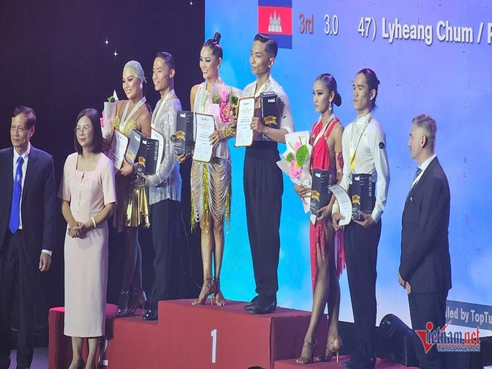 Vào tháng 7/2025, Phan Hiển - Thu Hương giành 3 huy chương vàng tại giải Vô địch Dancesport Đông Nam Á 2025.