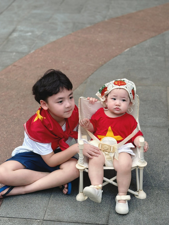 Mochi và Kem - hai nhóc tì nhà Á hậu Tú Anh được mẹ cho ăn mặc phù hợp với tinh thần chào mừng ngày Quốc khánh 2/9. Ngoài ra, Tú Anh còn thực hiện bộ ảnh cho hai con. Ảnh: FB Tú Anh.