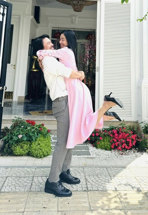 'Bà trùm hoa hậu" cho biết ở nhà hay ở công ty, hai vợ chồng đều thể hiện sự thoải mái, hiếm khi dành cho nhau những lời 'sến'. Ảnh: FB Phạm Kim Dung.