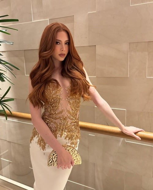 Đại diện Puerto Rico liên tục thay đổi kiểu tóc, trang điểm cũng như váy áo. Ảnh: Instagram Valeria Perez.